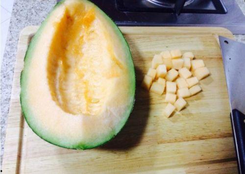 外国人吃哈密瓜的视频,外国人品尝哈密瓜的趣味瞬间