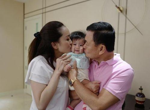 吃瓜女人抱小孩视频播放,温馨画面引网友热议